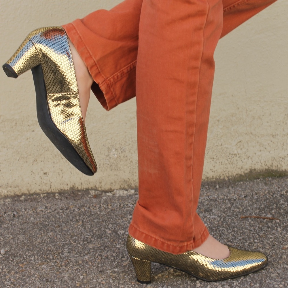 Vintage Rod Hammerson Gold Closed Toed Pumps 👠